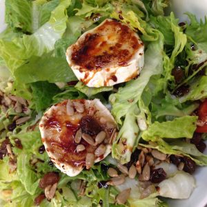 Salade van bladsla met tomaat en zachte geitenkaas