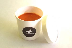 Tomatensoep in take away beker met deksel en logo sticker
