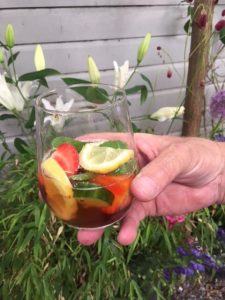 Pims cocktail met verse aardbei, munt en komkommer