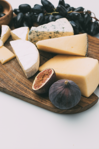 Borrelplank met stukjes kaas, vijgen en druiven