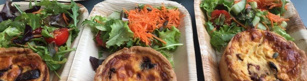Quiche met salade op palmblad bordje
