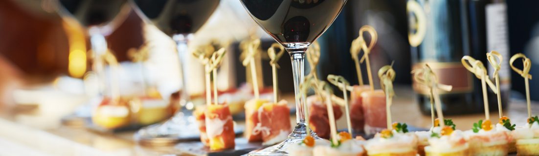 Receptie wijn en hapjes Receptie met dranken en hapjes buffet