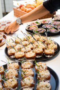 diverse hapjes op schalen