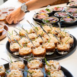 diverse hapjes op schalen
