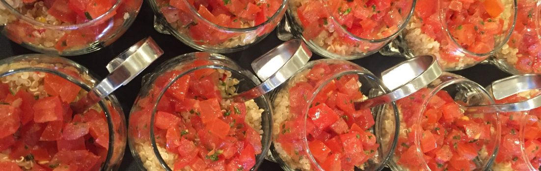 Minisalade met quinoa en tomaat vegetarisch hapje: Minisalade met quinoa en tomaat