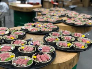 Gerolde roastbeef met soba noodle op een schaaltje