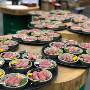 Gerolde roastbeef met soba noodle op een schaaltje