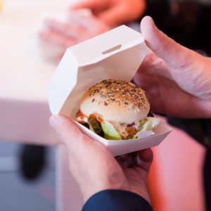 Mini hamburger in doosje voor walking dinner