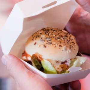 Walking dinner met mini hamburger in doosje voor walking dinner