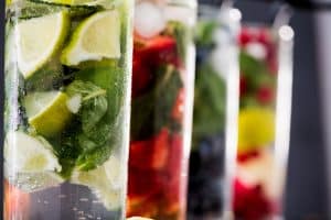 Glas water met aardbei en munt en limoen