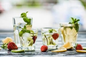Drie soorten waterglazen met fruit