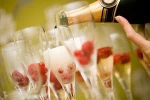 Champagne met framboos in flute