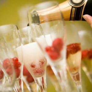 Champagne met framboos in flute