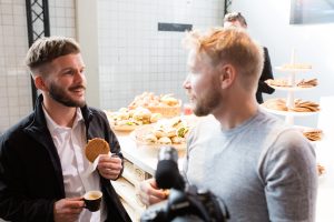 Ontbijtservice met espresso en stroopwafels