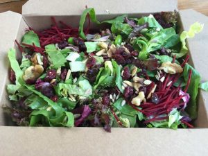 Gemengde salade met bladsla, rode biet en noten in foodbox