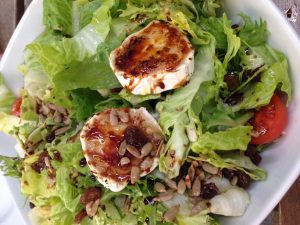 Gemengde salade met geitenkaas en balsamico dressing