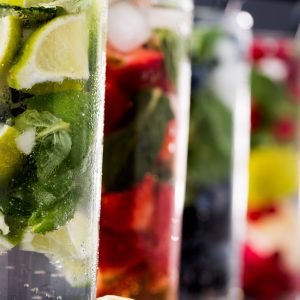 Waterglazen met fruit