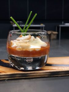 Hartige Tiramisu met Parmezaan en grissini in amuse glas