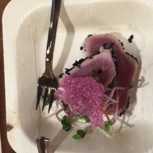 Tataki tonijn met waterkerskiem op palmblad bordje