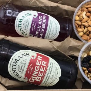 Gingerbeer in alcoholvrij borrelpakket met cashew noten en studentenhaver