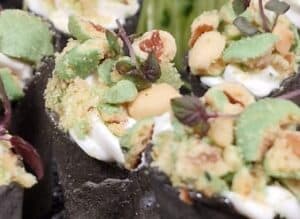 Mini ijshoorntje met roomkaas, mango chutney en wasabi-kruimels