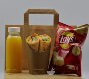 Lunch pakket met jus d'orange, wrap en chips