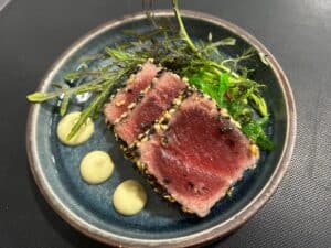 Tonijn met sesamkorst op een bedje van wakame voor een chique walking dinner.