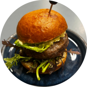 Rundvlees burger on briochebroodje met sla