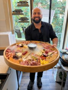 Chef-Paul Vincent met een XL kaasplank