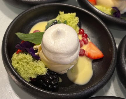 Toetje met merengue, creme anglasie en rood fruit