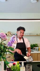 Chef Darren maakt een saus in zijn keuken