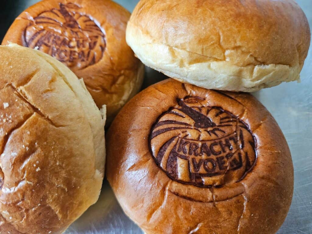 Witte broodjes met Krachtvoer logo