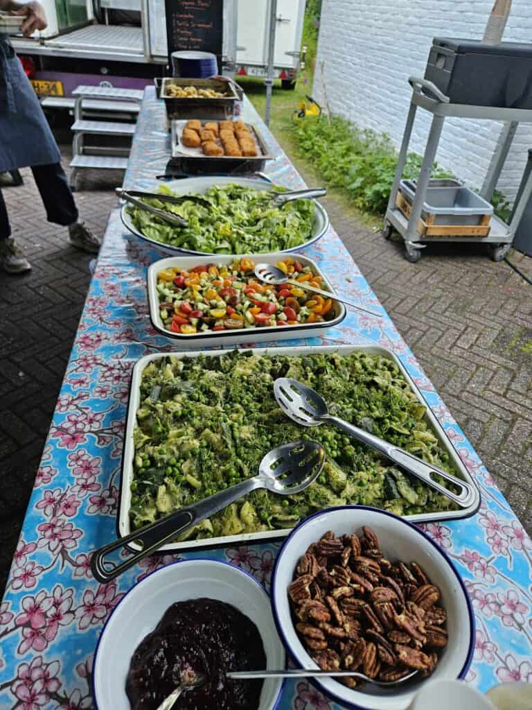 Gezond salade buffet voor crew catering