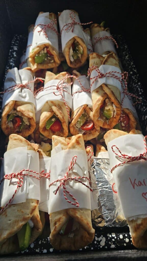 Schaal met verpakte wraps