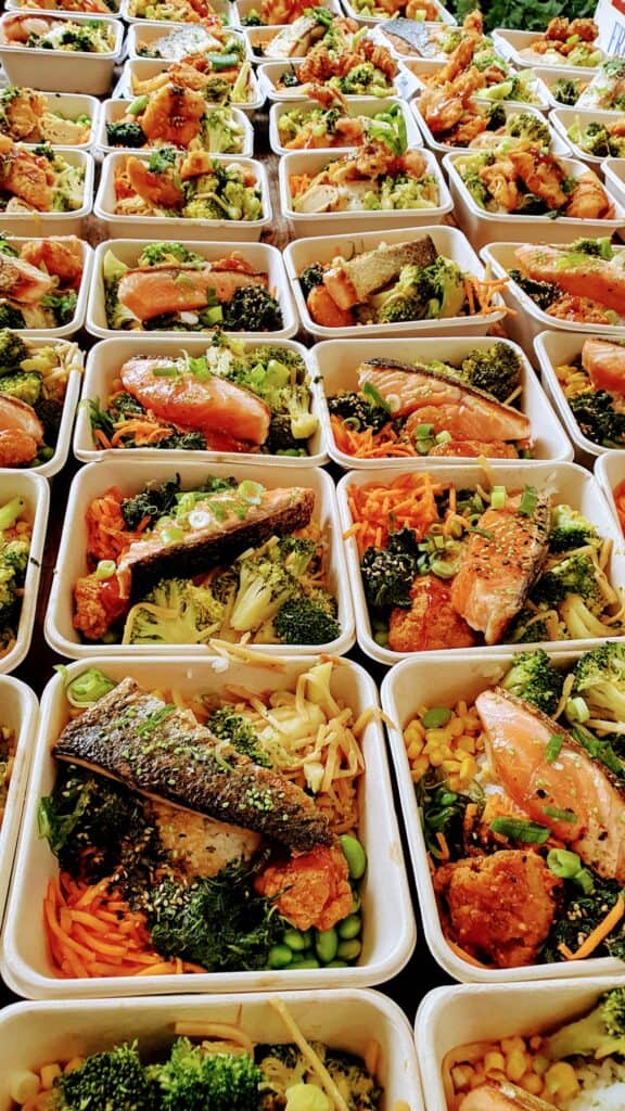 Crew catering poke bowl met zalm, edame boontjes, brocoli,wortel..
