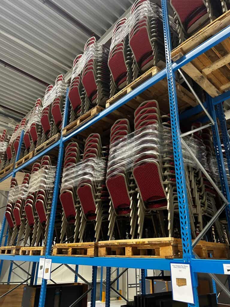 Opslag van stoelen voor de verhuur in het Magazijn van Accuraat