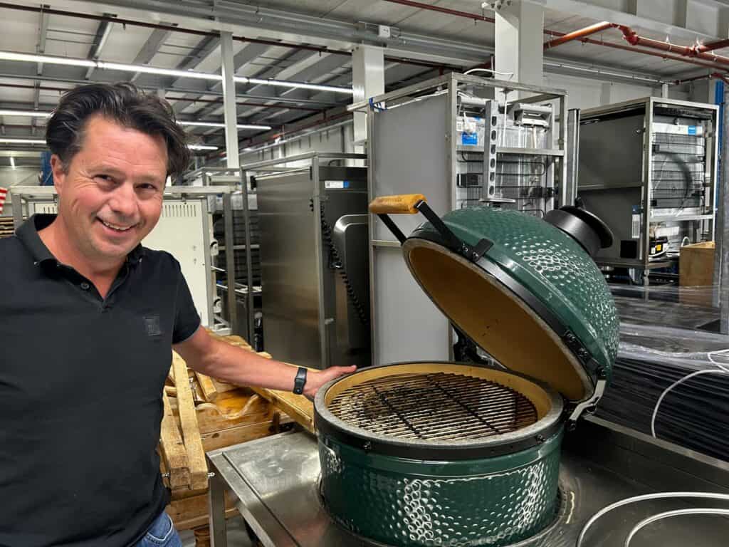 Marco Rink van Accuraat Verhuur en de Green Egg barbecue
