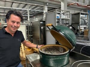 Marco Rink van Accuraat Verhuur en de Green Egg barbecue