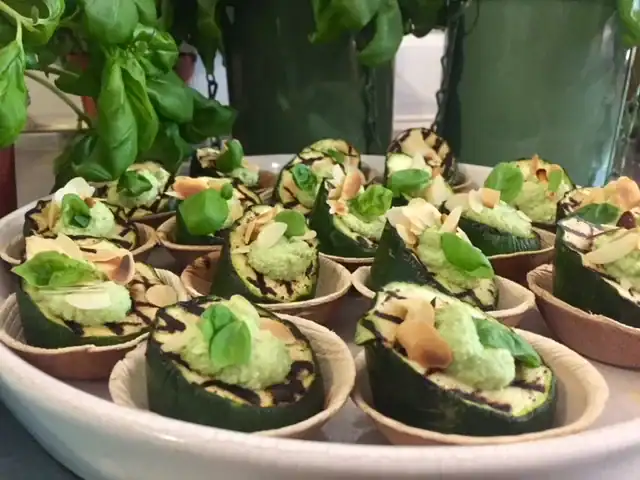 zucchine con mandorle e basilico