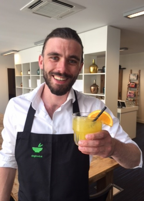 waiter_with_coacktail_260218 waiter_with_coacktail_260218